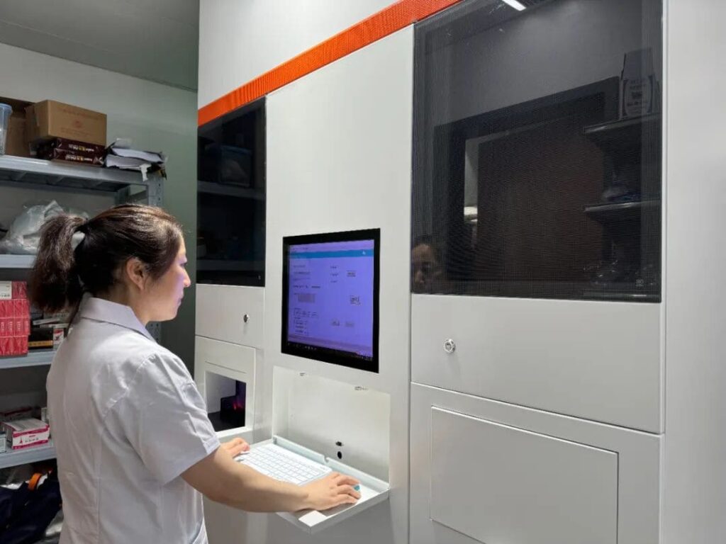 医师正在使用自动发药机