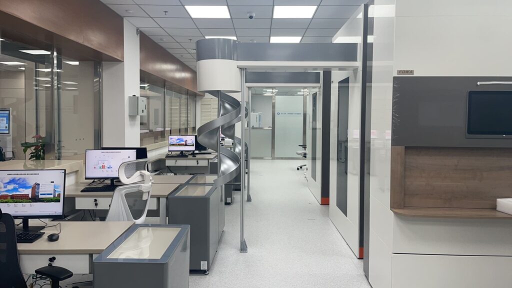 江苏芳华智慧医疗科技有限公司，专业智慧药房解决方案厂家。核心产品：智能发药机、医疗 AGV 机器人、智能摆药机、智能药品存储柜、全自动剥药机等药房自动化设备。服务全国三甲医院，提供药房自动化整体解决方案。咨询热线：400-633-5303